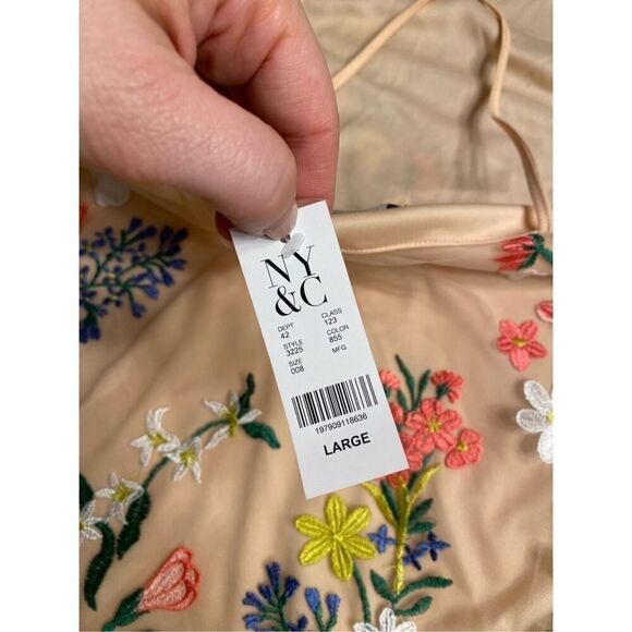 NY&CO New York company Large NWT Sleeveless Halter Neck Embroidered Tank floral - Picture 6 of 9